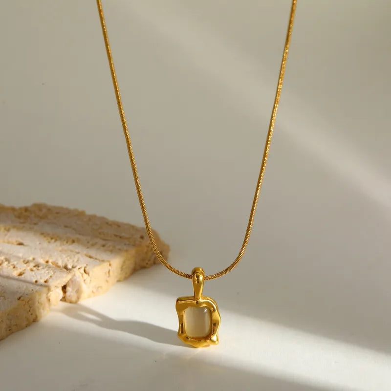 Contour Frame Necklace